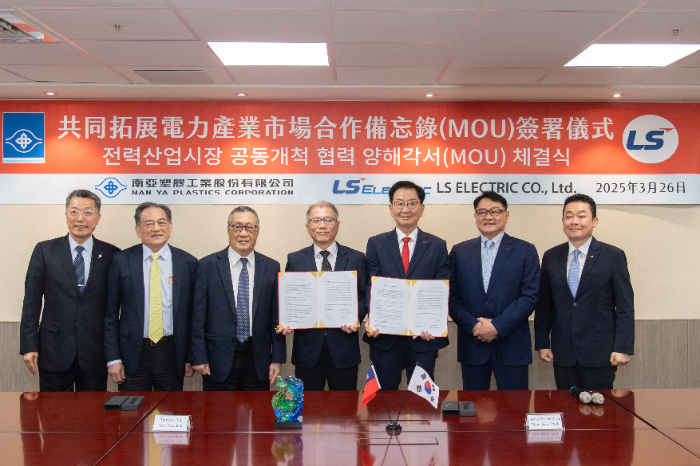 LS일렉트릭이 지난 26일 대만 타이베이 난야(NAN YA)플라스틱 본사에서 난야플라스틱과 대만 친환경 전력기기, 에너지 효율화 솔루션 사업 협력에 관한 양해각서(MOU)를 체결했다고 밝혔다. 사진은 구자균 LS일렉트릭 회장(오른쪽 두번째)과 김종우 LS일렉트릭 사장(오른쪽 첫번째), 박우범 LS일렉트릭 K-신전력사업본부장(오른쪽 세번째), 우 지아자오 난야플라스틱 회장(왼쪽 세번째) 등 관계자들이 MOU 체결 후 기념촬영을 하는 모습. /사진제공=LS일렉트릭