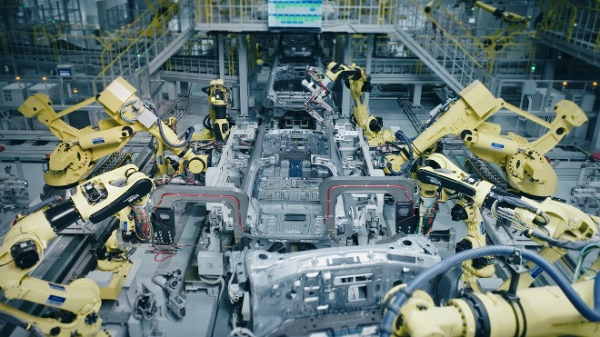 "로봇 노동자와 일하는 자동차 공장의 미래"