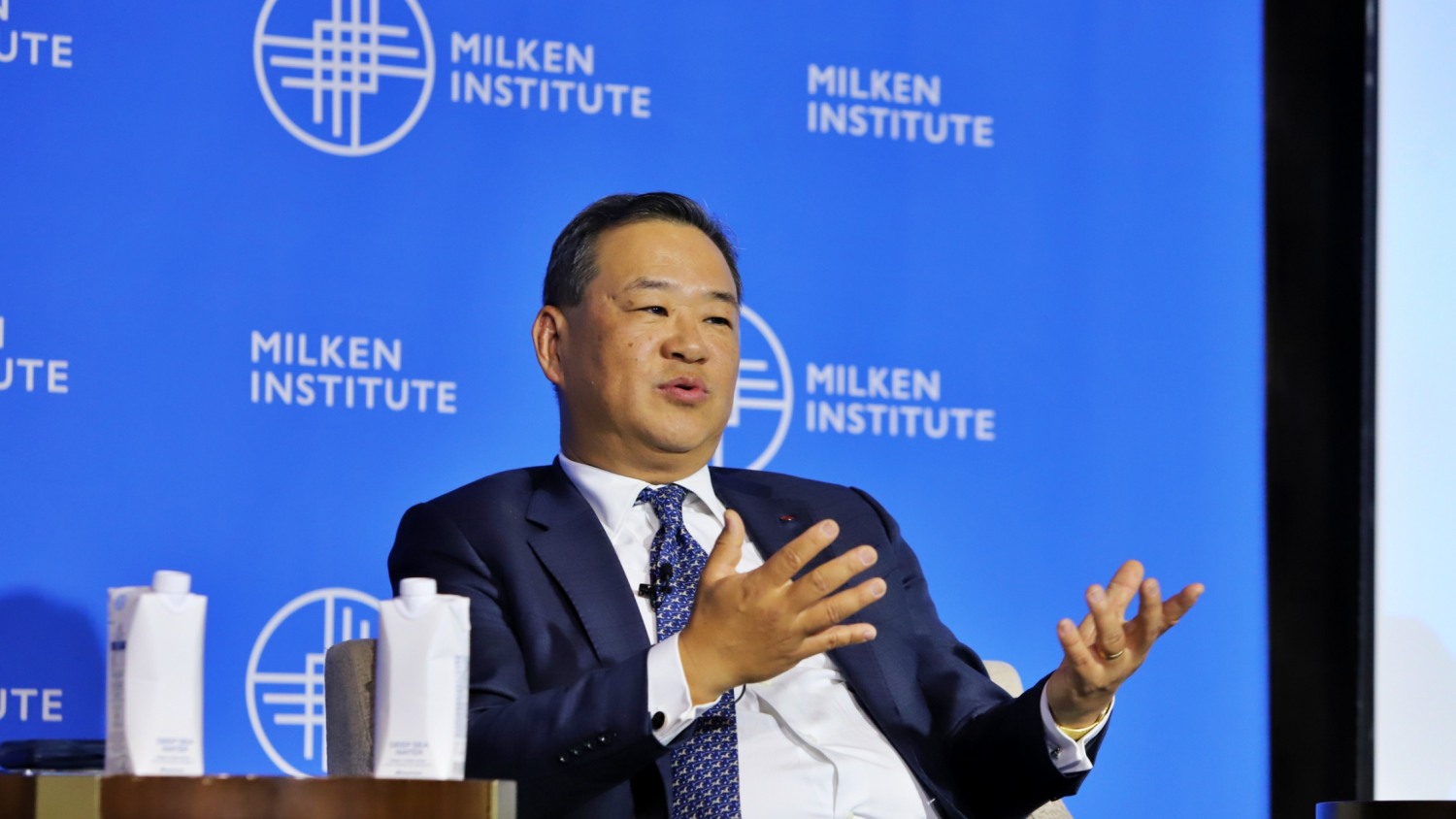 김상현 롯데 유통군 총괄대표 부회장이 3월 27일(목) 서울 종로구에 위치한 포시즌스 호텔 서울에서 개최된 '밀컨 연구소 코리아 디너(Milken Institute Korea Dinner)'에서 ‘지평선에 선 대한민국, 변화하는 비즈니스 및 투자 환경’ 연사로 발언하고 있다. /사진제공=롯데쇼핑