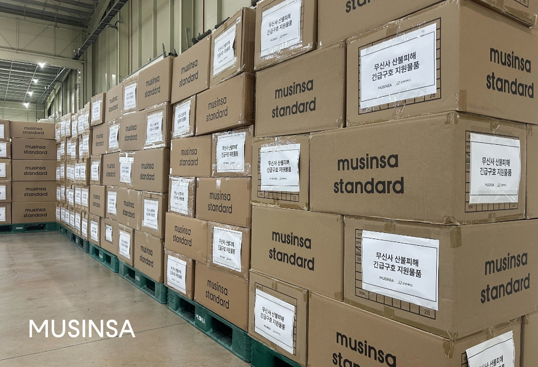 팀무신사가 입점 브랜드와 함께 경북 산불 피해 이재민에게 전달하는 의류 1만5000여 점./사진제공=무신사