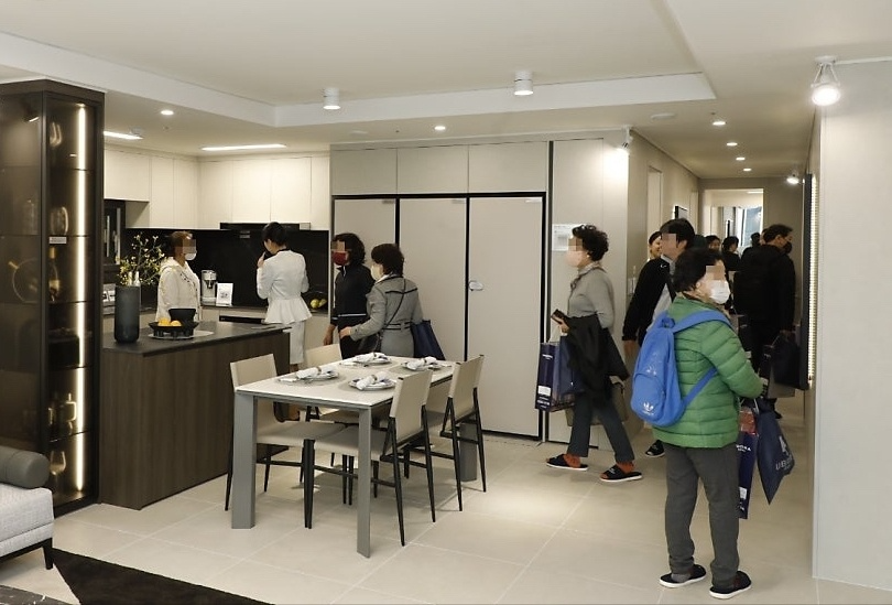 방문객들이 '동래 반도 유보라' 견본주택을 둘러보는 모습./사진제공=반도건설