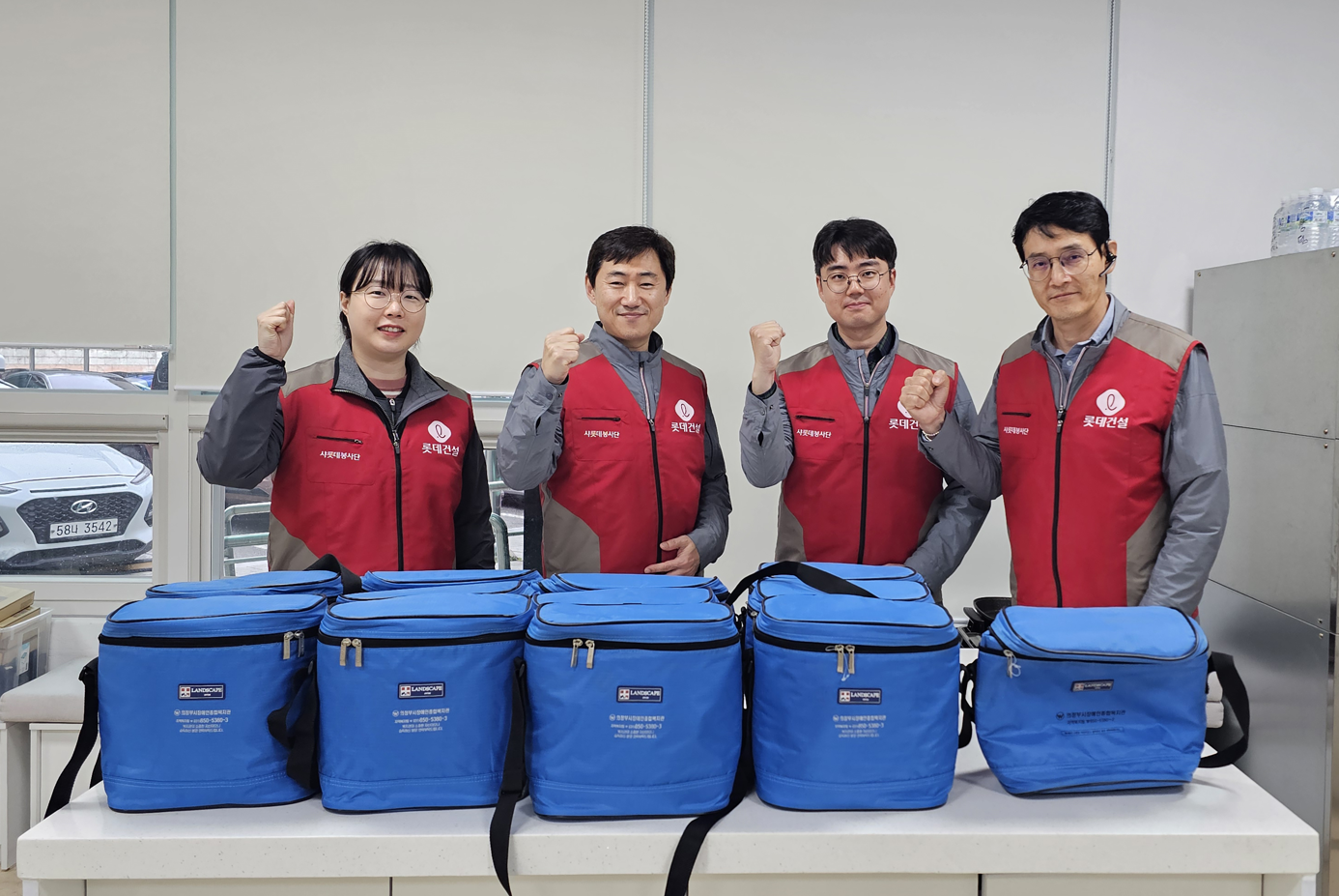 롯데건설 임직원들이 지난 27일 경기 의정부 장애인 시설을 방문해 반찬을 전달하고 기념촬영을 하고 있다. / 사진제공=롯데건설