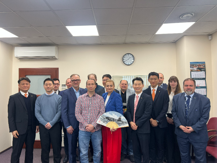 한화오션 관계자들이 나우타(Nauta) 조선소를 방문해 모니카 사장(왼쪽에서 다섯번째)과 함정건조 및 MRO사업 협력에 대해 방안을 협의했다. /사진제공=한화오션