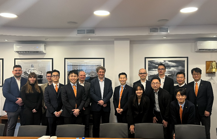 한화오션 관계자들이 레몬토바(Remontowa) 조선소를 방문해 다리우스(앞줄 왼쪽에서 네번째) 사장과 선종 다각화·친환경 기술 관련 협력 방안을 협의했다. /사진제공=한화오션