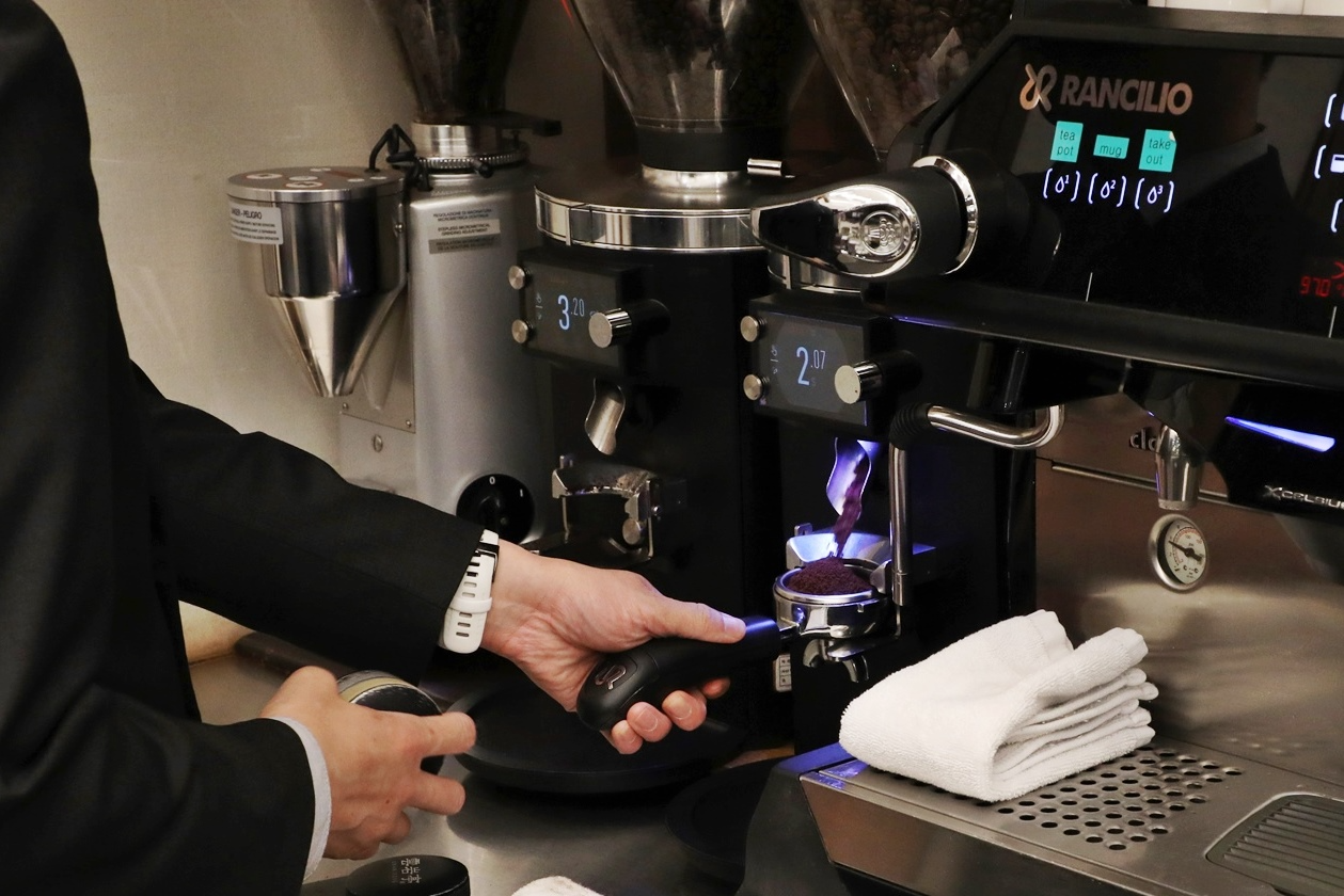 하이원리조트, 한옥 베이커리 카페 운암정 커피 제조 모습./사진제공=강원랜드