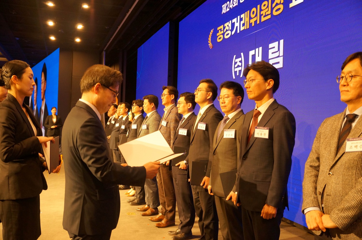 이용천 대림 최고법률책임자(오른쪽에서 두번째)가 서울 여의도 중소기업중앙회에서 열린 ‘공정거래의 날’ 행사에서 한기정 공정거래위원장으로부터 유공 표창을 수여받는 모습./사진제공=대림