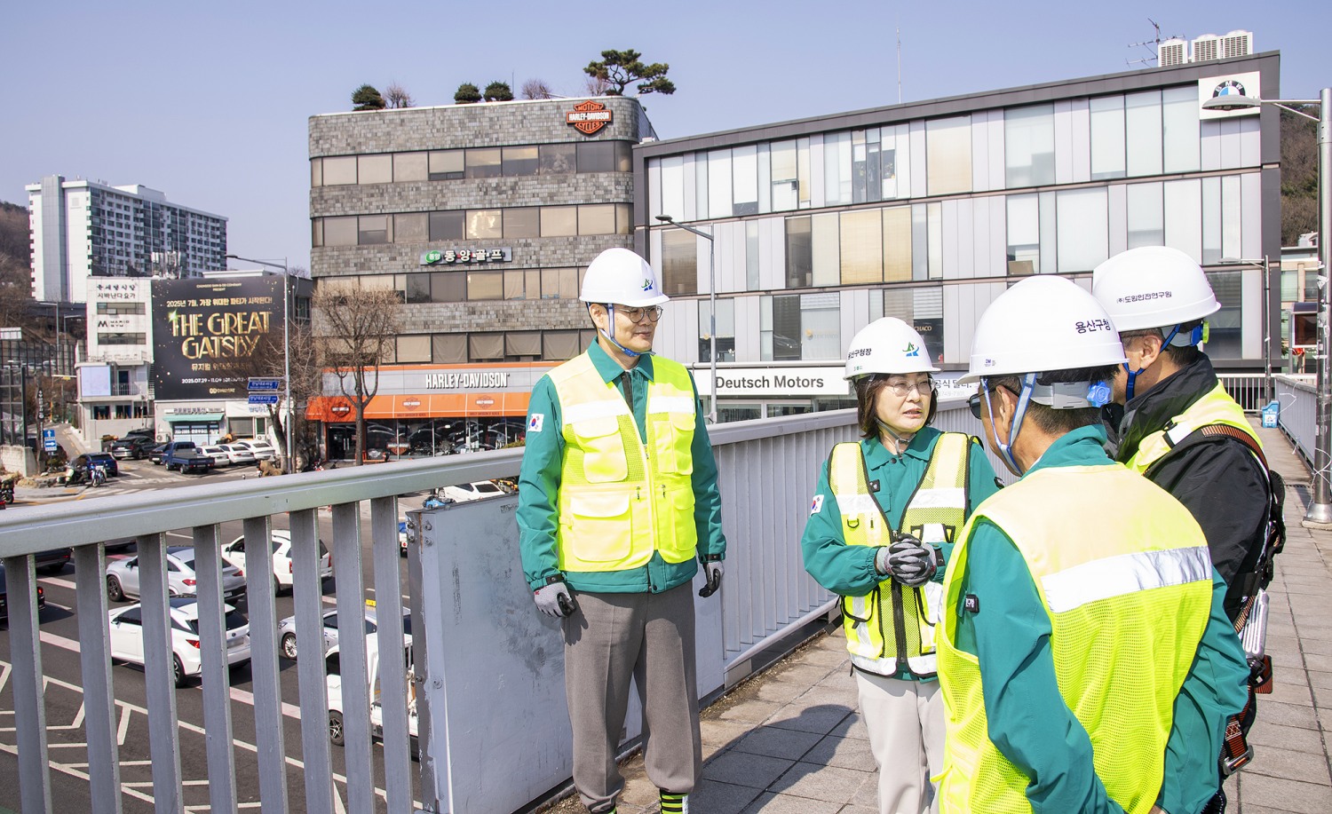 박희영 용산구청장(왼쪽에서 두번째)이 용산구 북한남삼거리 보도육교에서 직원들과 안전점검을 진행하는 모습./사진제공=용산구