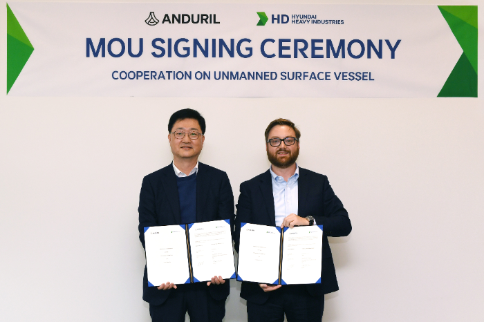 주원호 HD현대중공업 특수선사업 대표(왼쪽)와 브라이언 쉼프 안두릴 공동 설립자 겸 최고경영자가 '무인수상정 개발 및 시장 진출을 위한 양해각서'를 체결하고 있다. /사진제공=HD현대