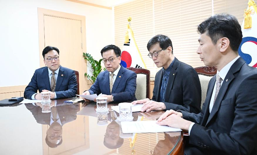 4일 오후 거시경제·금융현안간담회에 참석한 금융 수장들. 왼쪽부터 김병환 금융위원장, 최상목 부총리, 이창용 한국은행 총재, 이복현 금융감독원장 / 사진=기획재정부