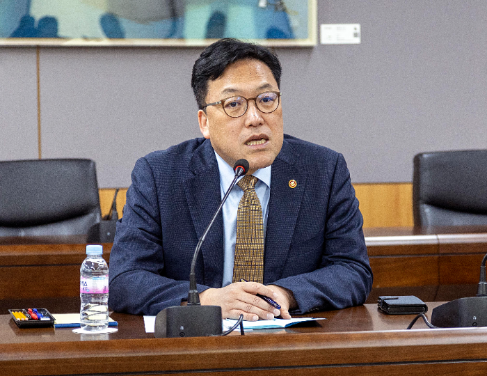 김병환 금융위원장이 4일 긴급 간부회의를 주재하고 당부를 전하고 있다. / 사진제공 = 김병환 금융위원회