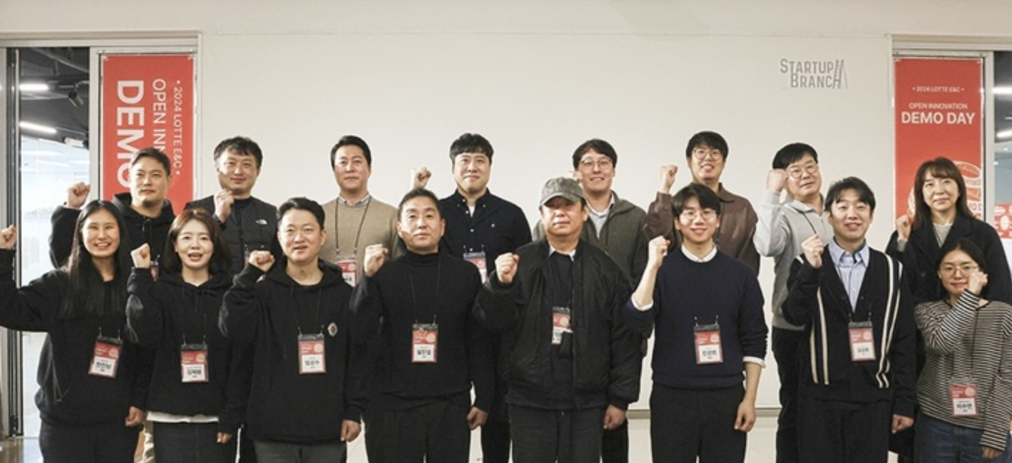 롯데건설과 스타트업 등 관계자들이 지난 12월 서울 삼성동 코엑스에서 데모데이를 진행하고 기념사진을 찍고 있다. / 사진제공=롯데건설