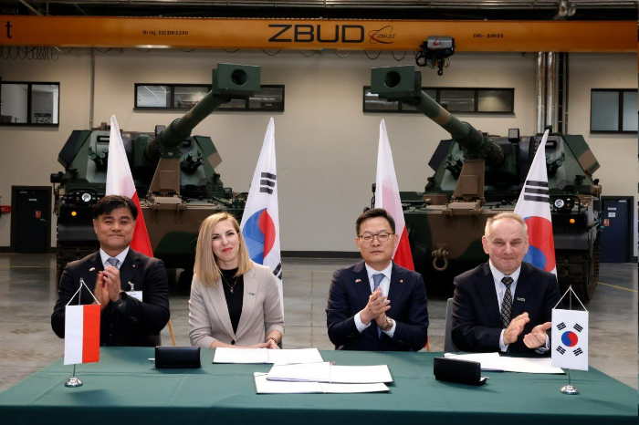 지난 7일(현지시간) 폴란드 스탈로바 볼라 소재 HSW 본사에서 열린 계약식에서 한화에어로스페이스와 HSW 관계자들이 기념 촬영하고 있다. (왼쪽부터) 김동현 한화에어로스페이스 LS사업부장과 바바라 세냐(Barbara Cena) HSW 이사회 재무총괄, 손재일 한화에어로스페이스 대표이사, 보이치에흐 케지에라(Wojciech Kedziera) HSW 대표이사. /사진제공=한화에어로스페이스