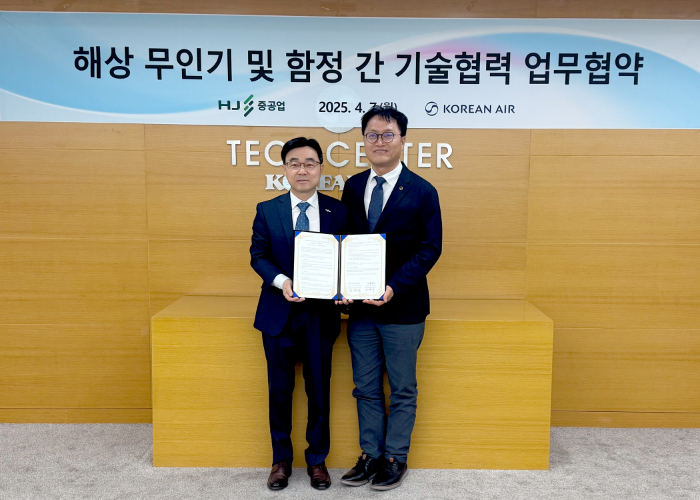 (왼쪽부터) 고광재 HJ중공업 상무와 김경남 대한항공 항공기술연구원장. /사진제공=HJ중공업