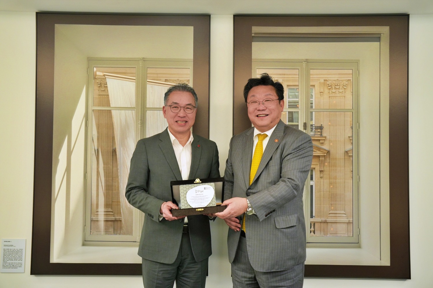 롯데백화점 정준호 대표(왼쪽)가 서울 중구 소공동 롯데백화점 본사에서 저출생 반전에 기여한 공로로 주형환 저출산고령사회위원회 부위원장으로부터 감사패를 수여받는 모습. /사진제공=롯데백화점