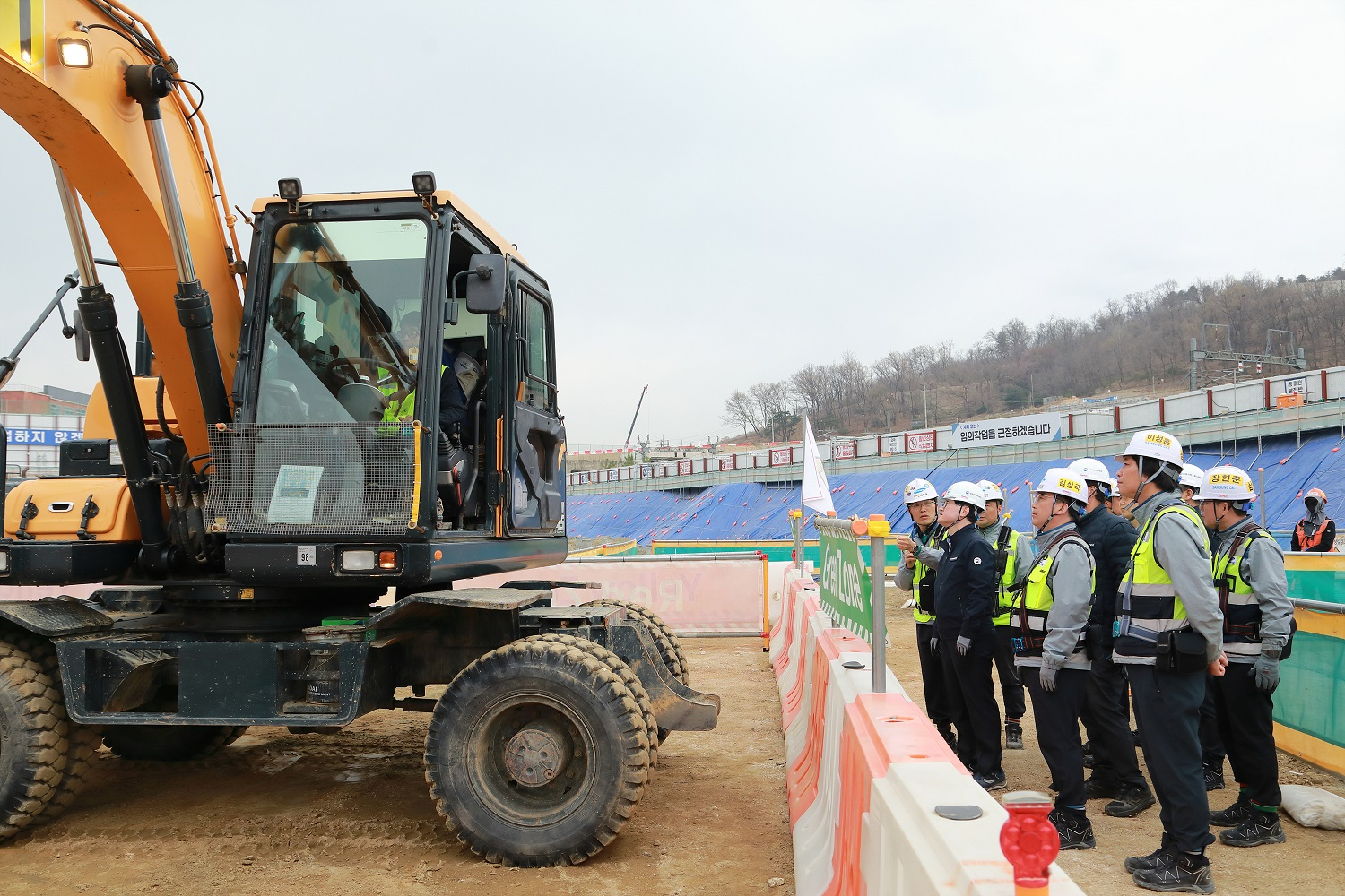 삼성물산 건설부문은 고용노동부 중부지방고용노동청과 9일 인천 연수구 래미안 송도역 센트리폴 현장에서 건설현장 안전강화를 위한 업무협약을 체결했다. 협약식 이후 협약 참석자들이 스마트 안전 기술 시연을 둘러보고 있다. / 사진제공=삼성물산