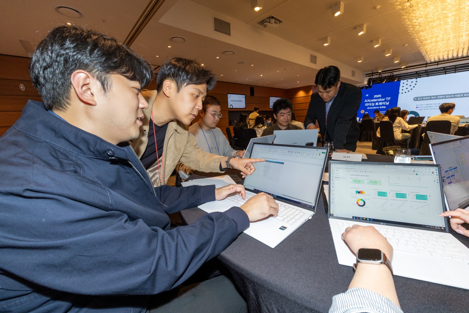 KT는 9일 노보텔 앰배서더 서울 동대문에서 62개 AXcelerator TF의 리더와 사내 AX 코치가 참여한 가운데 ‘AXcelerator TF 킥오프 행사’를 열고 본격적으로 TF 활동을 시작했다. 사진은 행사에 참여한 TF 리더들이 AI 중심의 문제 해결을 위한 토론을 진행하고 있는 모습. / 사진=KT
