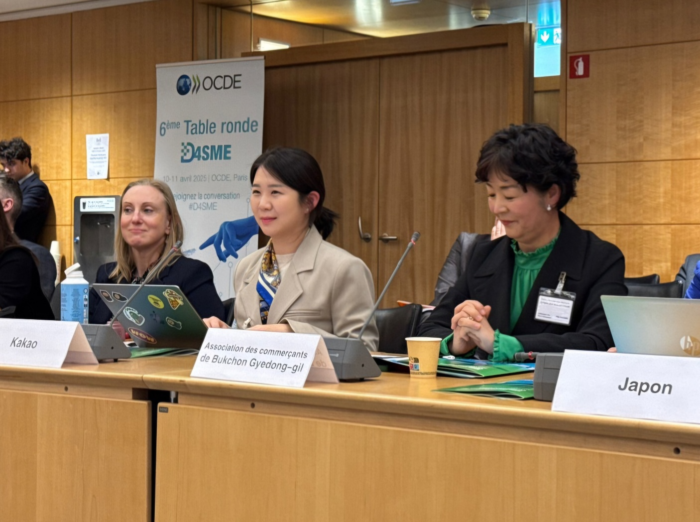 지난 10일 열린 OECD D4SME 회의에 참석한 카카오 김은화 상생사업 리더와 북촌 계동길 상인회 김용조 회장(왼쪽에서 두 번째, 세 번째). / 사진=카카오