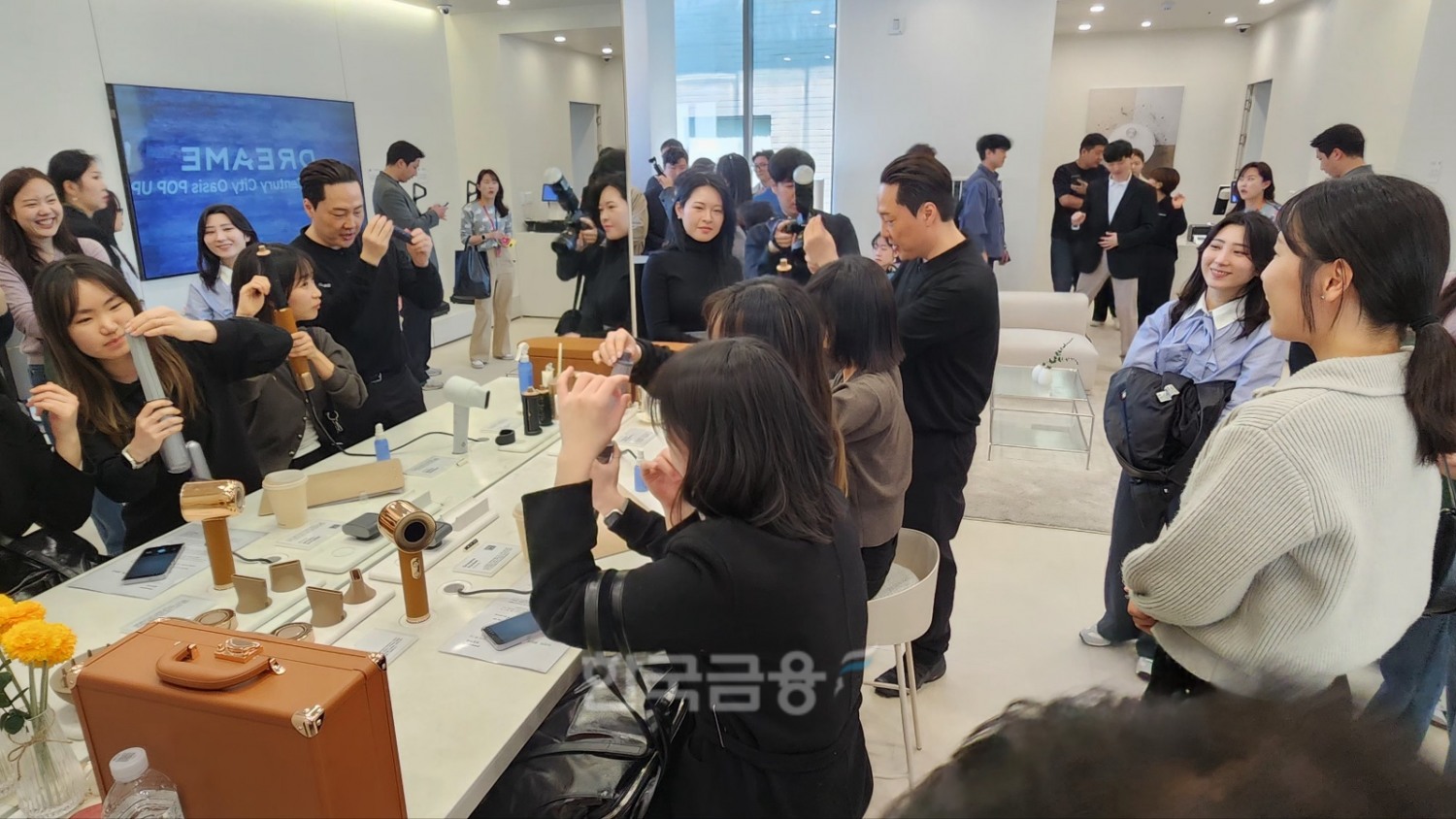 11일 오픈한 드리미 플래그십 스토어에서 드리미 헤어 드라이기 제품들을 시연하고 있는 방문객들. / 사진=김재훈 기자