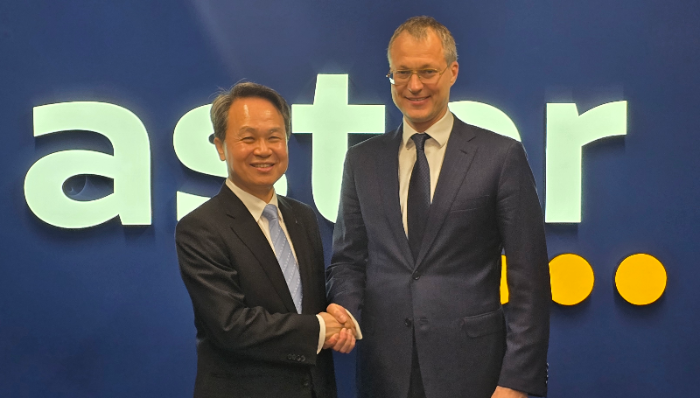 진옥동 신한금융그룹 회장이 알렉세이 바칼(Alexey Bakal) 아스터 그룹 회장과 기념촬영을 하고 있다. / 사진제공 = 신한금융지주