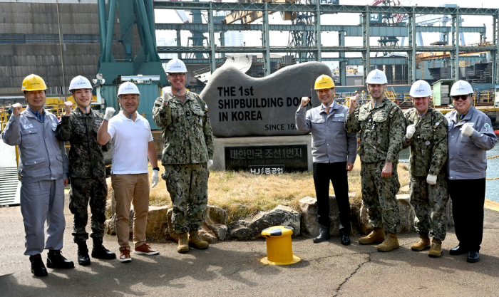 닐 코프로스키 주한미해군사령관(왼쪽에서 네 번째)과 유상철 HJ중공업 대표이사(왼쪽에서 다섯 번째). /사진제공=HJ중공업