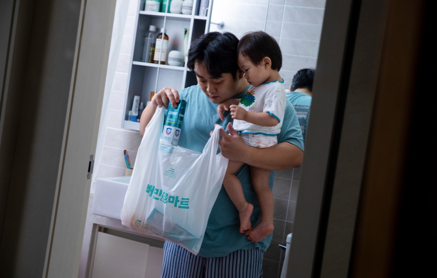 B마트를 이용하는 모습. /사진=우한형제들 홈페이지