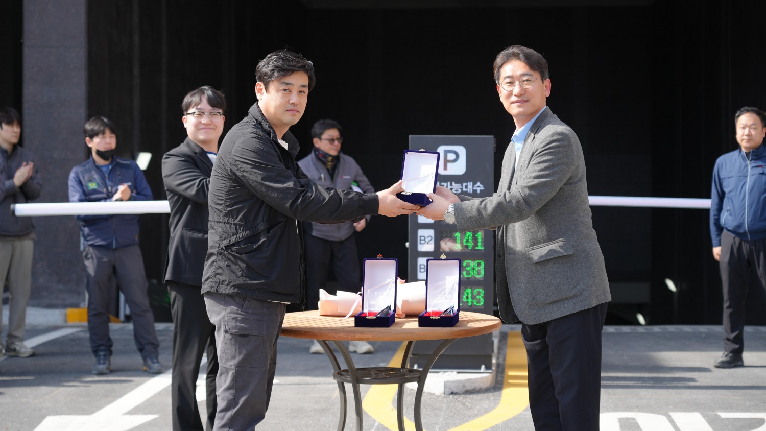김서규 동아건설산업 건축본부장(오른쪽)이 이광현 ‘평택역 경남아너스빌 디아트’ 입주예정자협의회 대표로부터 감사패를 건네받으며 기념촬영을 하고 있다. /사진제공=SM그룹