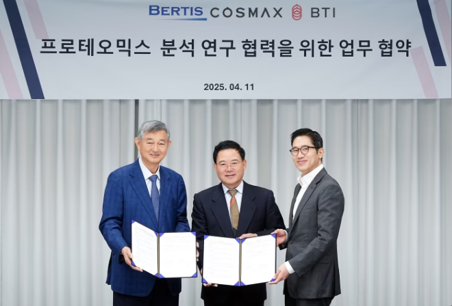 지난 11일 경기도 성남시 코스맥스 사옥에서 열린 업무 협약식에서 (왼쪽부터) 이경수 코스맥스그룹 회장, 노동영 베르티스 공동 대표, 한승만 베르티스 공동 대표가 기념촬영을 하고 있다. /사진=코스맥스