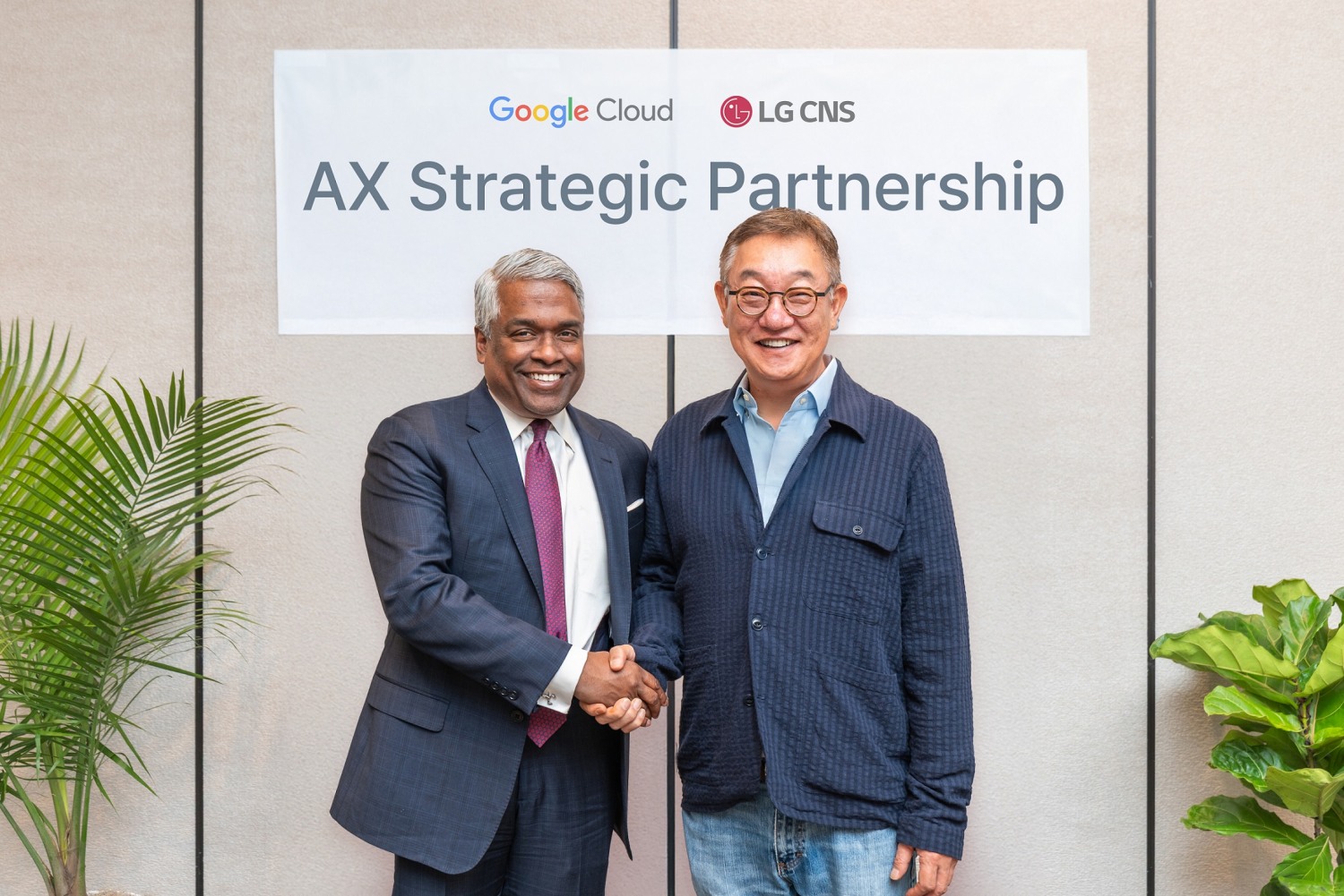 LG CNS CEO 현신균 사장(오른쪽)과 구글 클라우드 CEO 토마스 쿠리안이 아시아태평양지역 및 미주지역에서의 클라우드 기반 AX사업 다각화에 대해 논의 후 기념사진을 촬영하고 있는 모습. / LG CNS