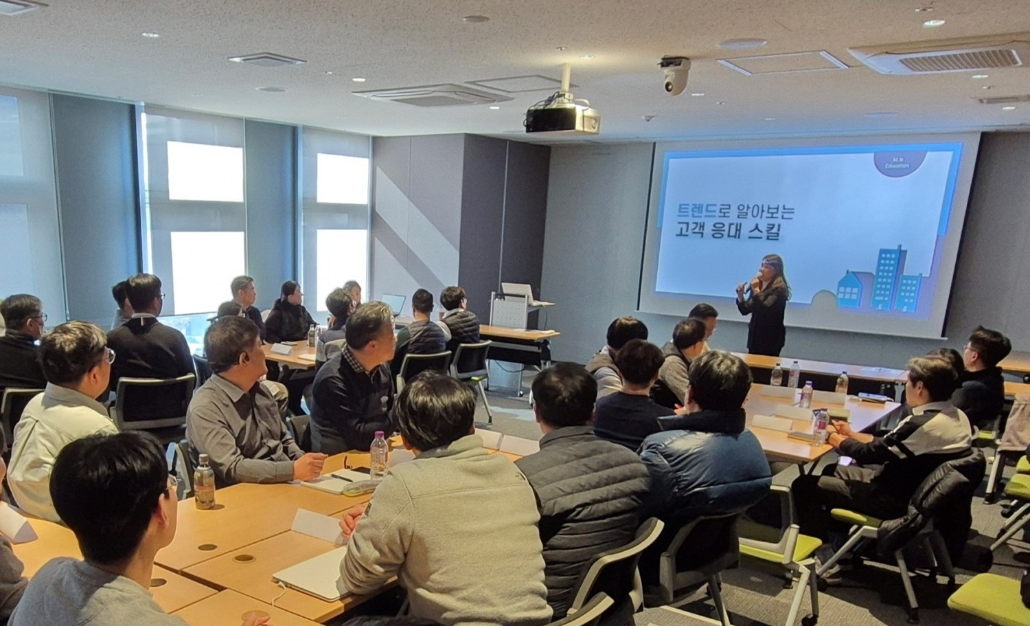 서울 종로구 돈의문 디타워 본사에서 DL이앤씨 각 지역사무소 CS 담당자들이 전문 CS 교육을 받고 있다./사진제공=DL이앤씨