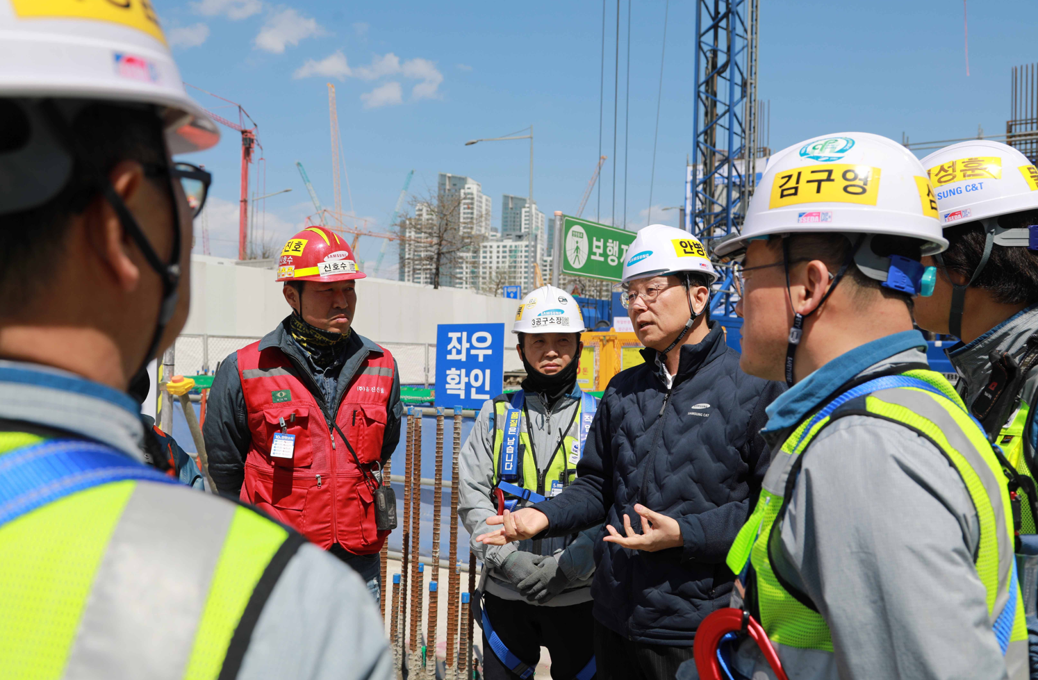 안병철 삼성물산 CSO(왼쪽 네번째)가 지난 15일 현장 근로자들에게 추락위험 작업에 대한 주의사항을 전달하고 있다. / 사진제공=삼성물산 건설부문