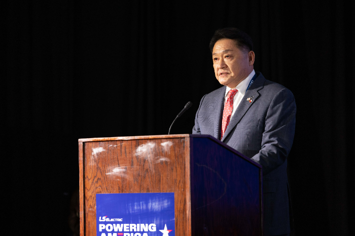 지난 14일(현지시간) 텍사스주 배스트럽(Bastrop)시에서 열린 'LS일렉트릭 배스트럽 캠퍼스' 준공식에서 구자균 LS일렉트릭 회장이 환영사를 말하고 있다. /사진제공=LS일렉트릭