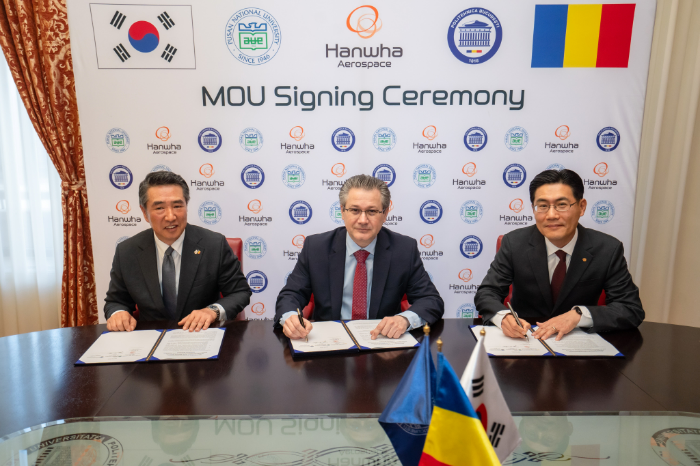 (오른쪽부터) 배진규 한화에어로스페이스 루마니아 법인장과 미흐네아 코스토유 부쿠레슈티 공과대 총장, 임갑수 주 루마니아 대사가 지난 16일(현지 시각) 부쿠레슈티 공대에서 열린 MOU 체결식에서 서명을 하고 있다. /사진제공=한화에어로스페이스