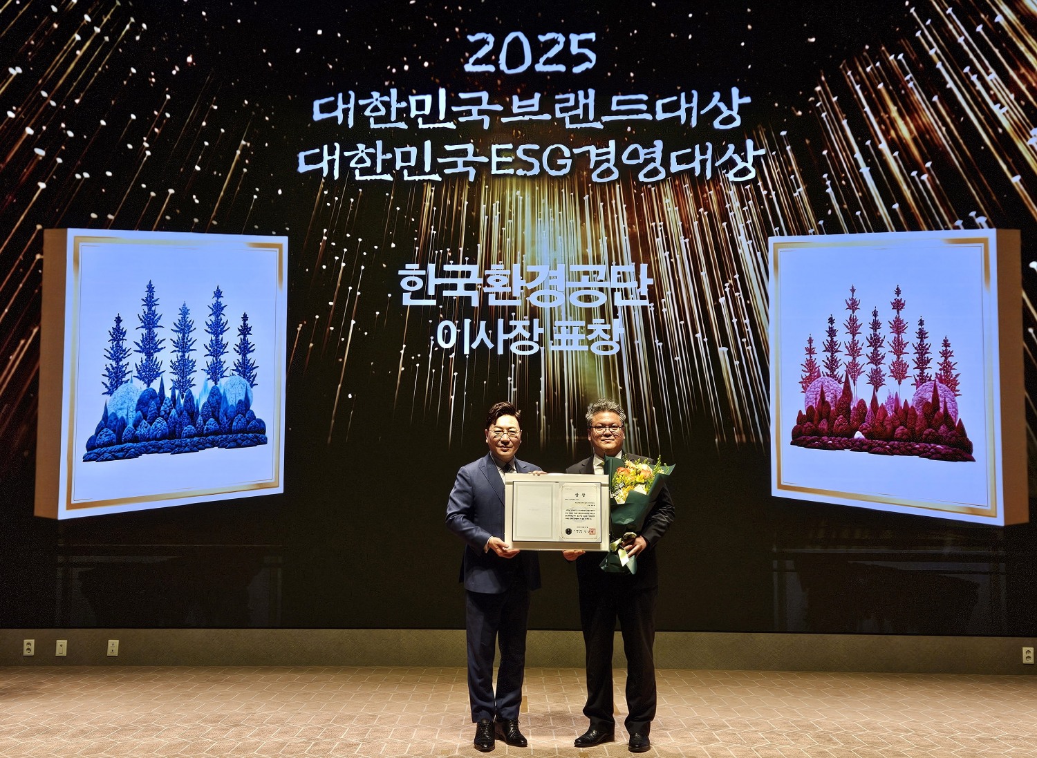 무신커뮤니케이션즈 양승원 대표가 지난 16일 대한민국ESG 경영 대상을 수상한 후 포즈를 취하고 있다 사진제공=무신커뮤니케이션즈