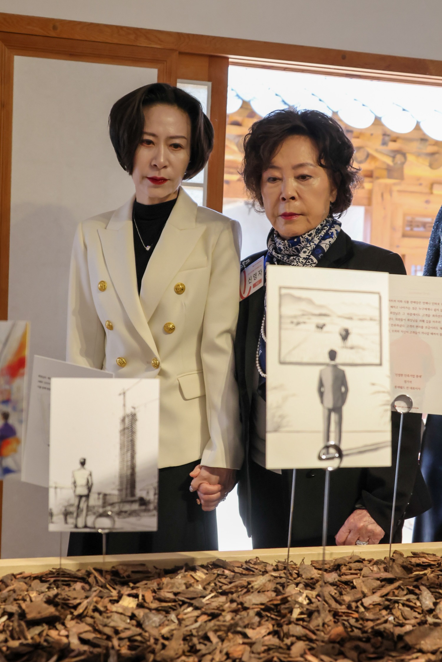 장혜선 롯데재단 이사장(왼쪽)과 신영자 롯데재단 의장이 손을 꼭 잡고 ‘상전 신격호 展 : 그가 바라본 내일’ 전시회를 둘러보는 모습. /사진제공=롯데재단