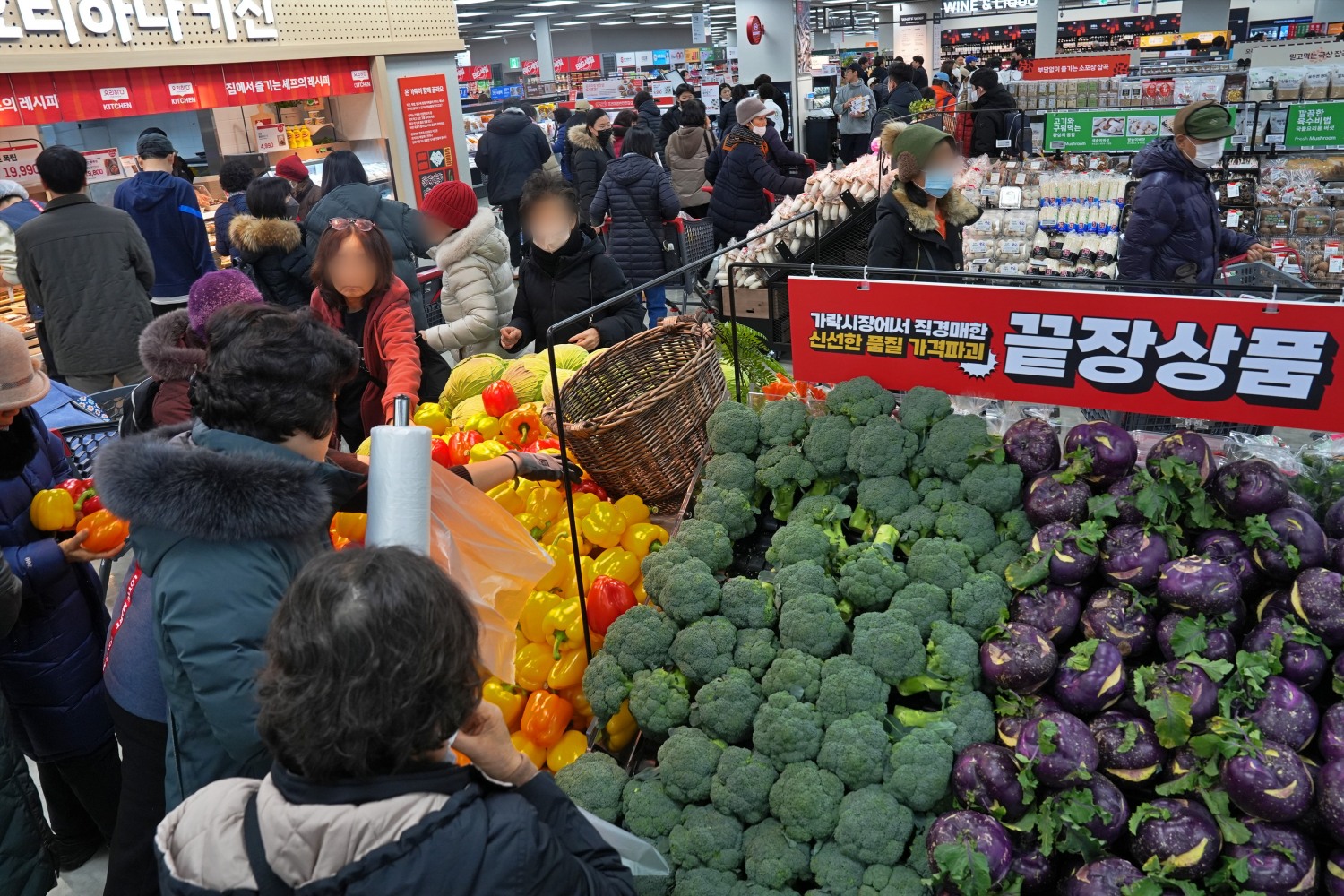 롯데마트 천호점에서 쇼핑하는 소비자들의 모습. /사진제공=롯데마트