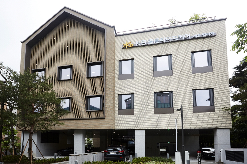 서울시 서초구 우면동에 위치한 KB라이프 요양시설 서초빌리지. 대기자가 1300명에 달할 정도로 인기가 높다./사진제공=KB라이프