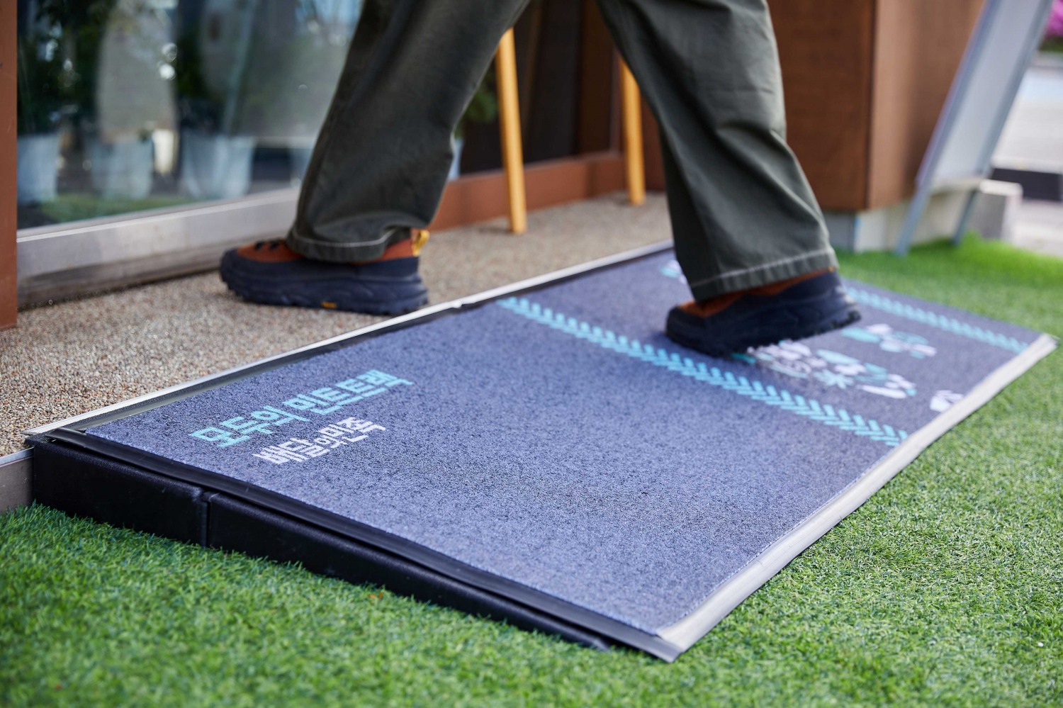 배민이 '장애인의 날' 기점으로 이동약자를 위한 경사로를 설치한다. /사진제공=우아한형제들