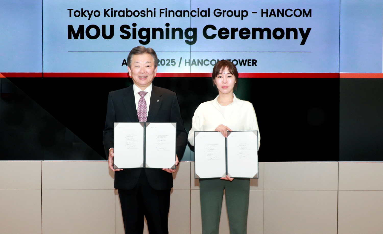경기도 성남시 한컴타워에서 (오른쪽) 김연수 한컴 대표이사, (왼쪽) 와타나베 히사노부 키라보시 파이낸셜 그룹 대표 겸 은행장이 업무협약을 체결하고 기념사진을 촬영하고 있다. / 사진=한컴