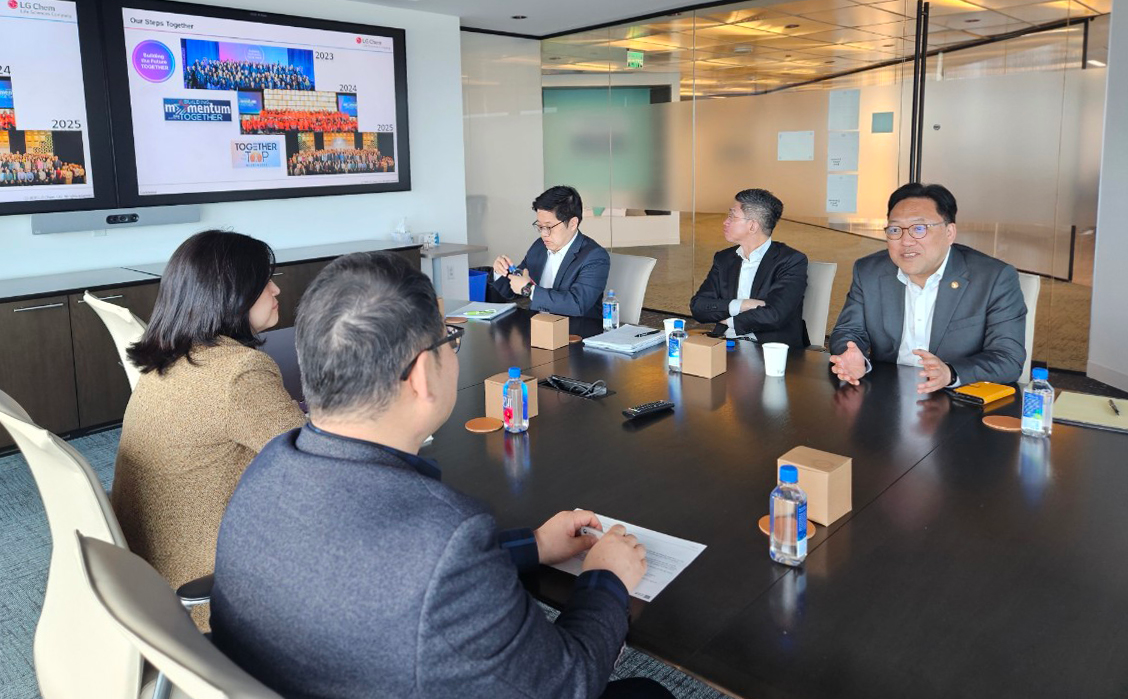 현지시간 21일 LG화학이 인수한 미국 기업 '아베오 온콜로지(AVEO Oncology)'를 방문한 김병환 금융위원장(맨 오른쪽)이 임직원들과 이야기를 나누고 있다. / 사진제공 = 금융위원회