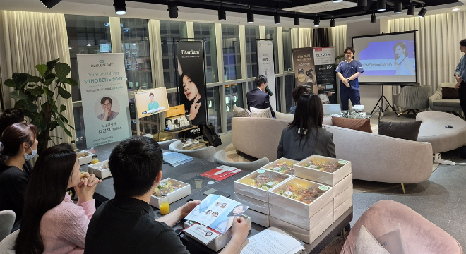 강건우 뉴스타의원 원장이 휴젤 ‘H.E.L.F. 트레이닝 세미나’에서 ‘바이리즌 스킨부스터 HA’ 활용법에 대해 강연하고 있다. /사진=휴젤