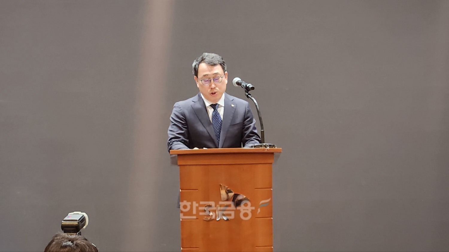 유영상 SKT CEO가 25일 본사 티티워에서 지난 19일 발생한 유심 해킹 사태에 대해 사과하고 고객 불안 해소 추가 조치로 '무료 유심 교체' 서비스에 나선다고 밝혔다. / 사진=김재훈 기자