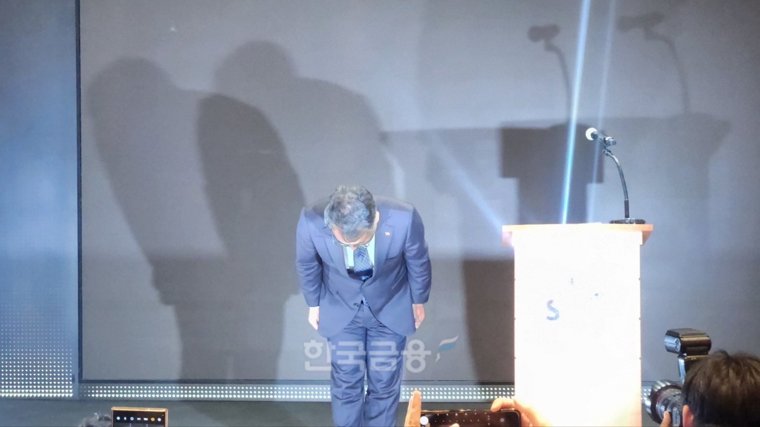 유영상 SKT CEO가 25일 티타워 긴금 간담회에서 지난 19일 발생한 유심 해킹 사태에 대해 고개 숙여 사과하고 있다. / 사진=김재훈 기자