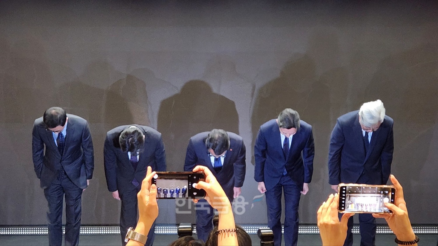 유영상 CEO(가운데) 등 SKT 임원들이 19일 발생한 유심 해킹 사태에 대해 사과했다. / 사진=김재훈 기자