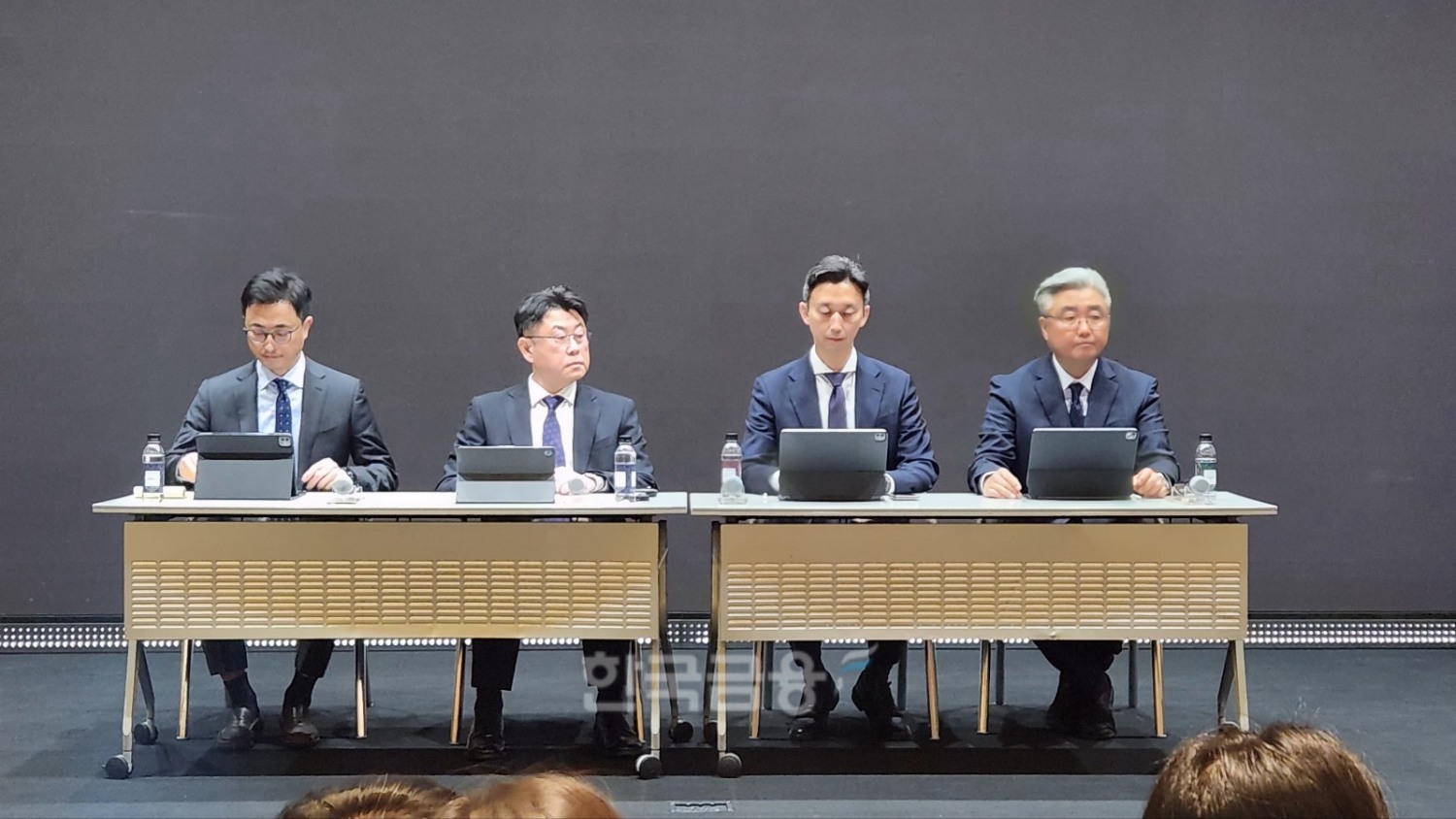 25일 진행된 고객보호 조치 강화 설명회에서 관련 임원들이 질의응답을 진행하는 모습. (왼쪽부터) 이종훈 Infra전략본부장, 홍승태 고객가치혁신실장, 배병찬 MNO AT본부장, 윤재웅 마케팅전략본부장. / 사진=김재훈 기자