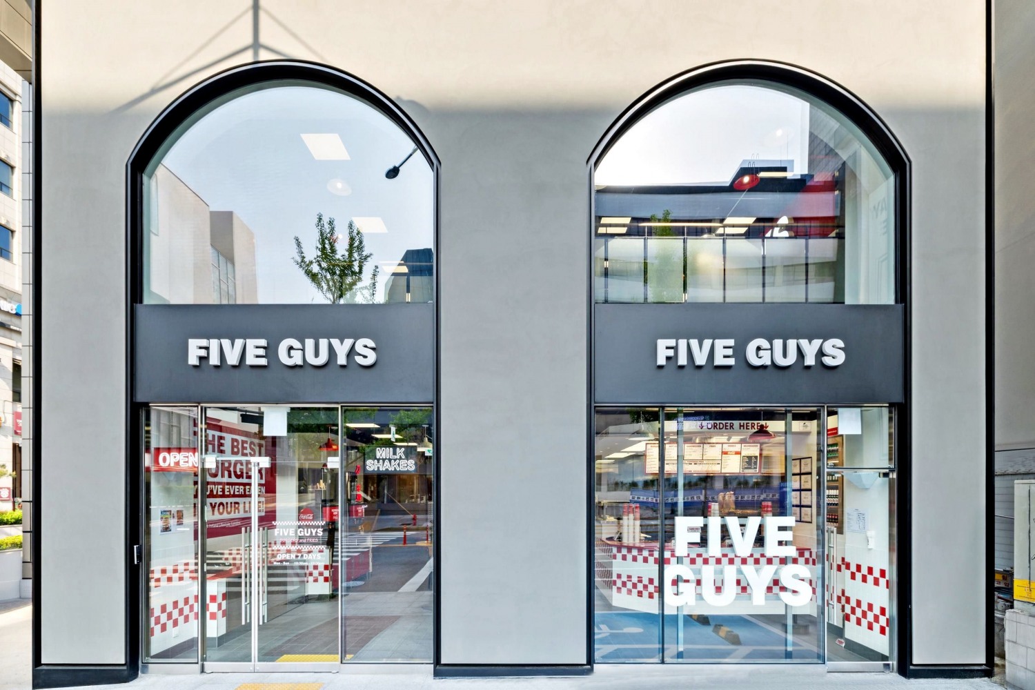 파이브가이즈 7호점이 28일 압구정에 오픈했다./사진제공=에프지코리아