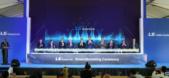 28일(현지시간) 버지니아주 체사피크(Chesapeake)시 LS그린링크 착공식에서 글렌 영킨(Glenn Youngkin) 버지니아 주지사, 구본규 LS전선 대표, 릭 웨스트(Rick West) 체사피크 시장(오른쪽 5번째부터) 등 참석자들이 기념촬영을 하고 있다. /사진제공=LS전선
