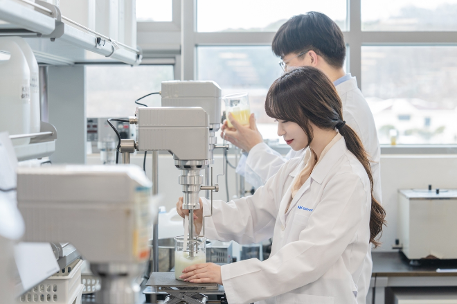 한국콜마 연구원들이 역노화 화장품 연구를 진행하고 있다. /사진=한국콜마