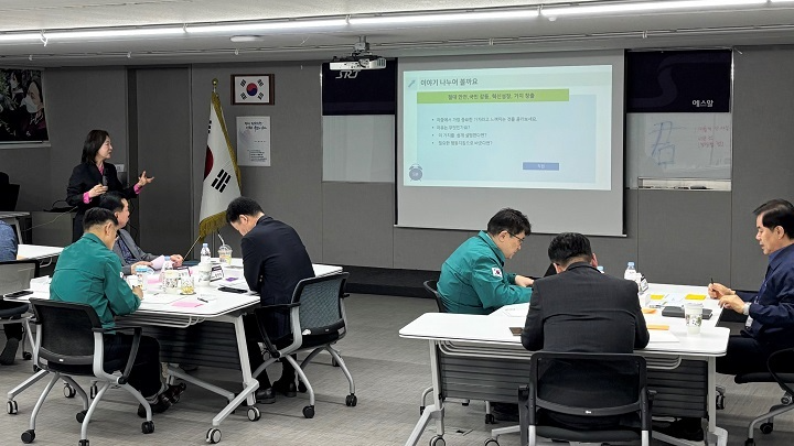 SR 임직원들이 경영진 리더십 교육을 듣는 모습./사진제공=SR