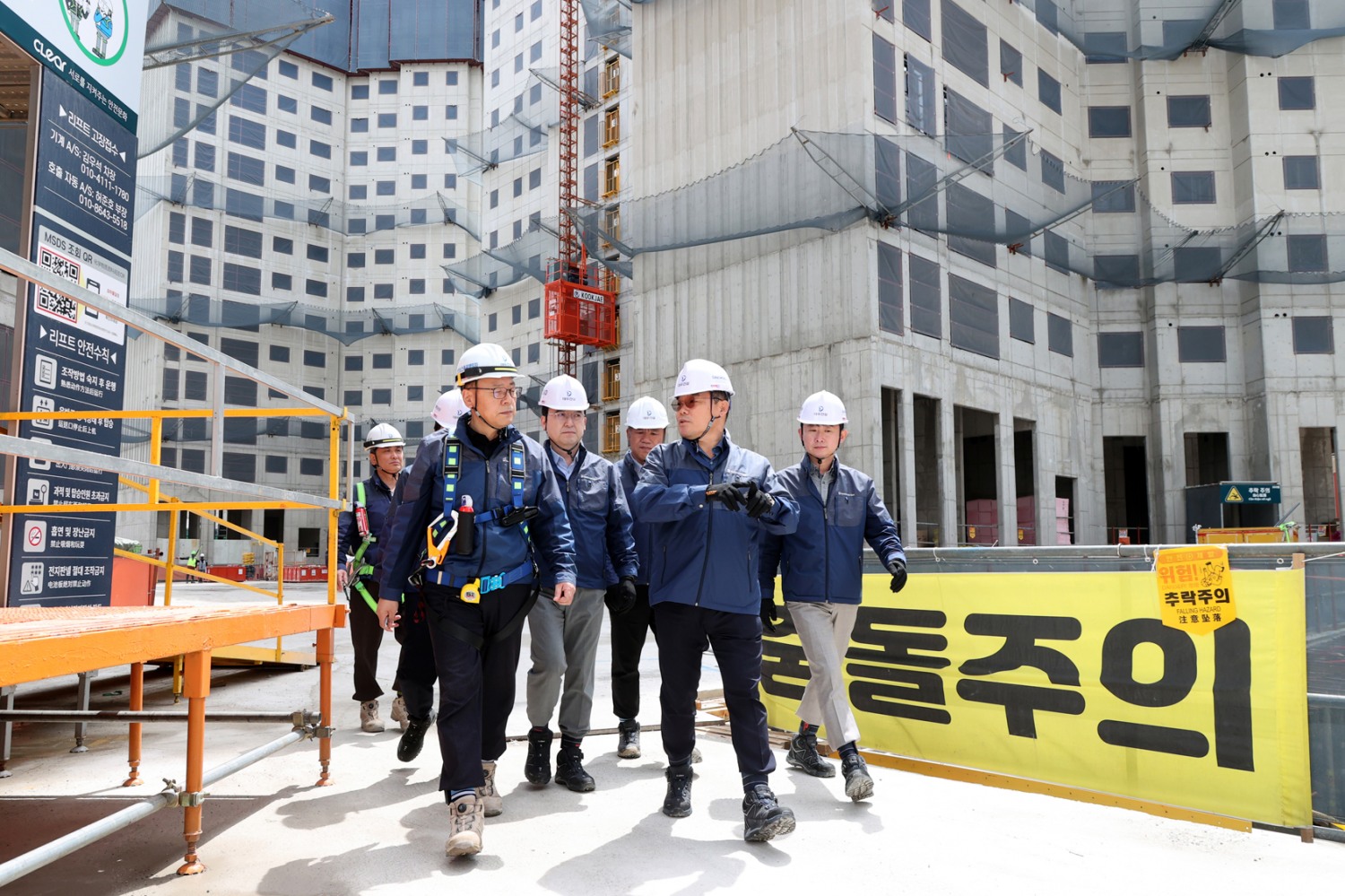 부천 송내역 푸르지오센트비엔 현장에서 김보현 대우건설 사장(앞줄 오른쪽)이 안전점검을 진행하고 있다. / 사진제공=대우건설