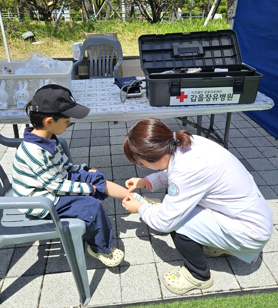 갑을장유병원 관계자가 '제3회 김해 누리아리 어린이 축제'서 의료 지원을 펼치는 모습./사진제공=갑을장유병원